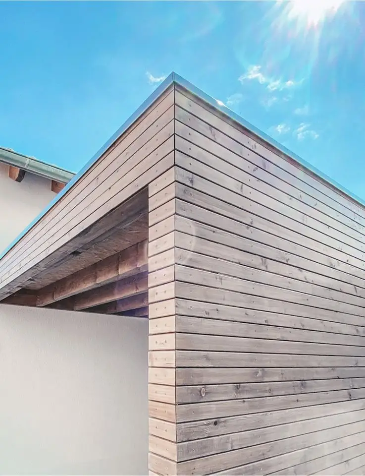 GERBERHAUS3: Detail des Carports mit gelochter Verkleidung