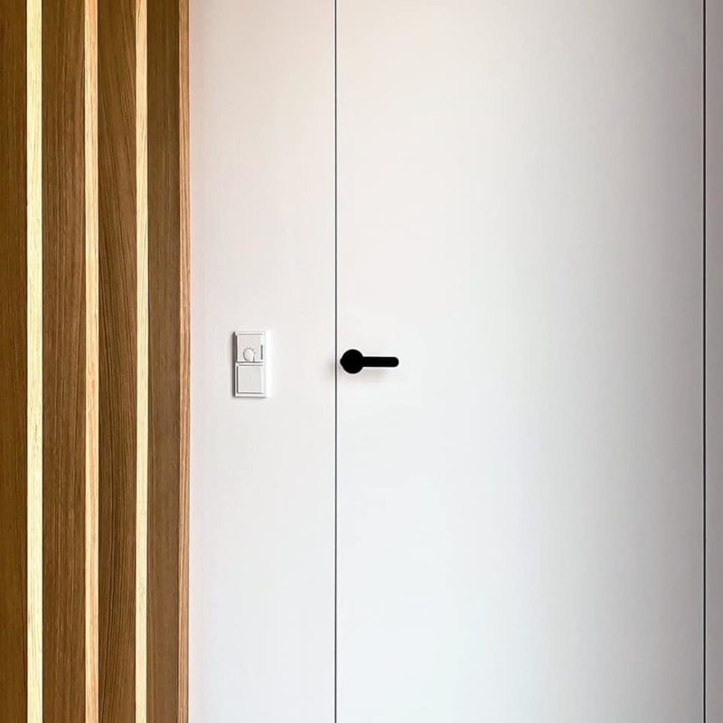 Wandbündige weiß tapezierte Zimmertür