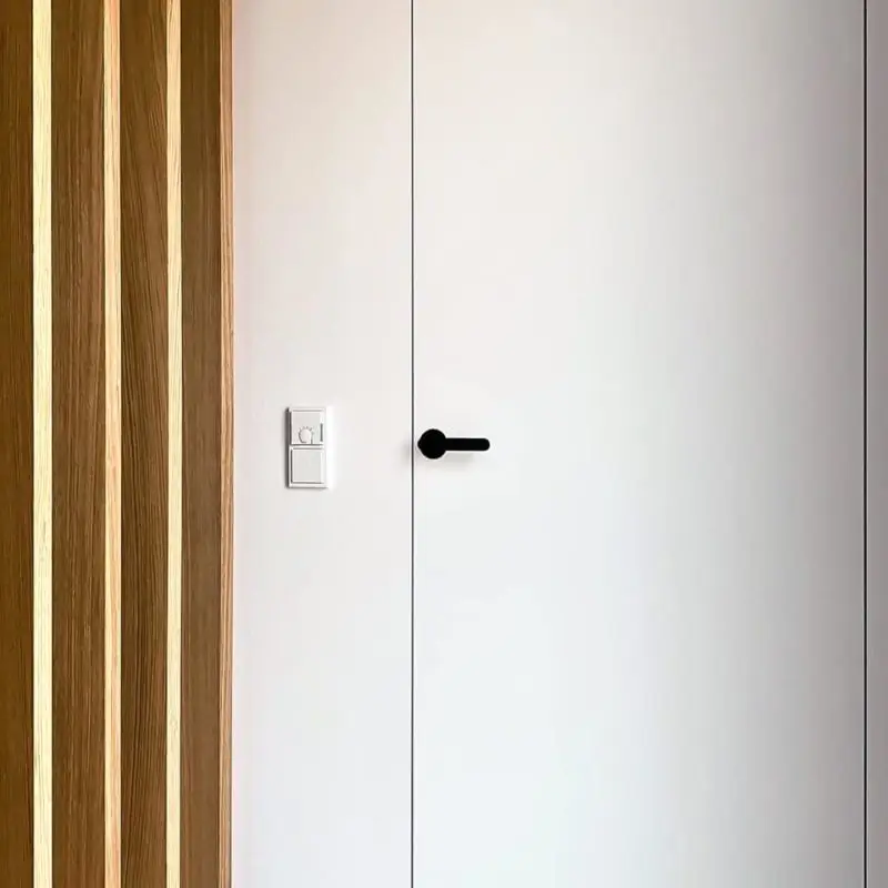Wandbündige weiß tapezierte Zimmertür