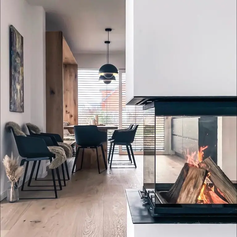 Offener Wohnraum mit Spartherm Kamineinsatz und Sitzfenster im Esszimmer – moderner Innenausbau von Gerber Ingenieure