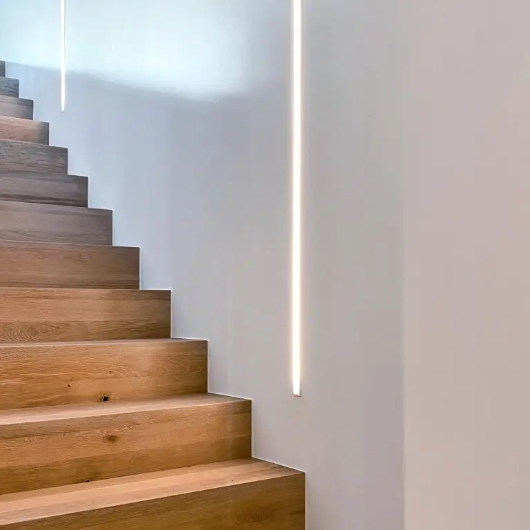 Treppenhaus mit LED-Stripes in der Wand im GERBERHAUS6