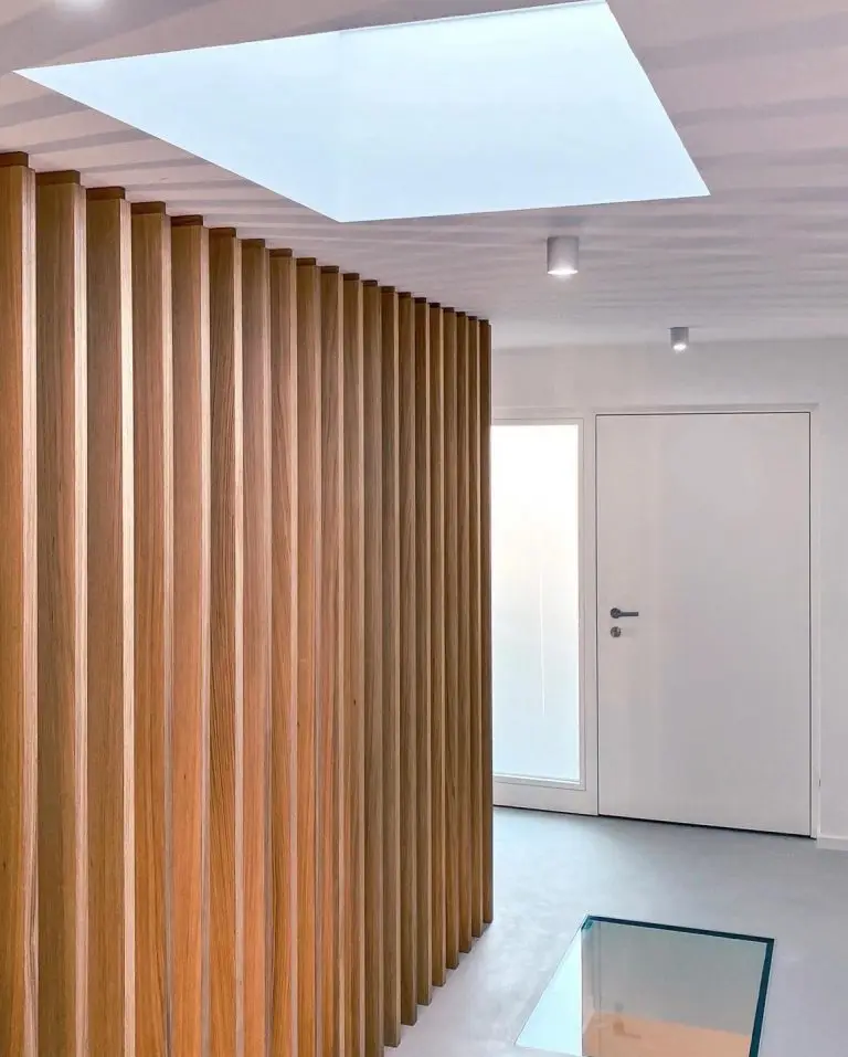 Flur im Gerberhaus6 mit stilvoller Holz-Lamellenwand als Raumteiler und natürlichem Lichteinfall durch Oberlicht