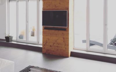 TV Wand aus Altholz gehackt & gebürstet