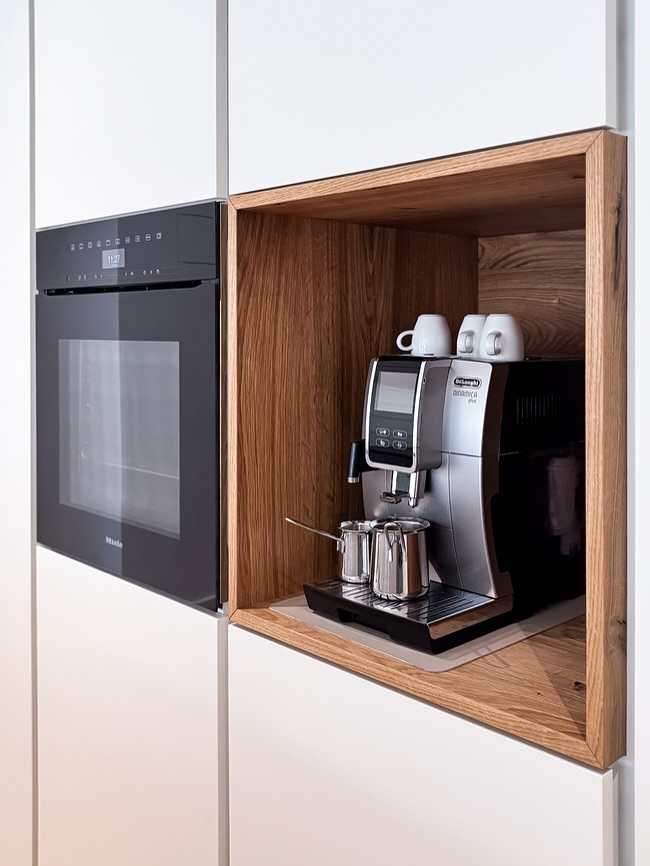 Holzverkleidete Kaffeenische in der Hochschrankwand im GERBERHAUS U04