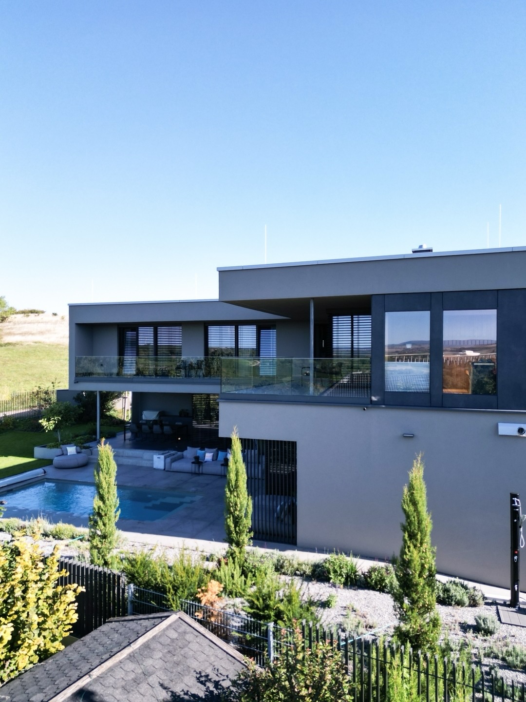 Haus mit Trespa-Fassadenverkleidung, Balkon und Pool
