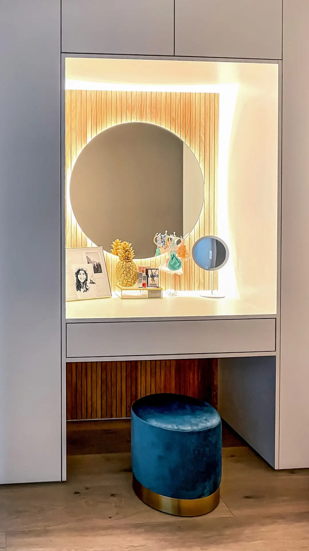 Beauty-Platz mit Spiegel und Waschtisch