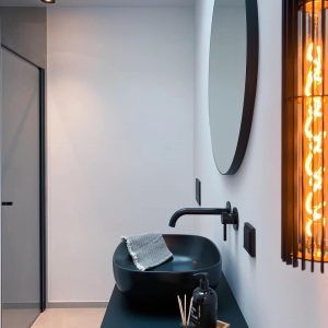 Badezimmer Schwarzer Waschtisch, runder Wandspiegel Deckenlampe