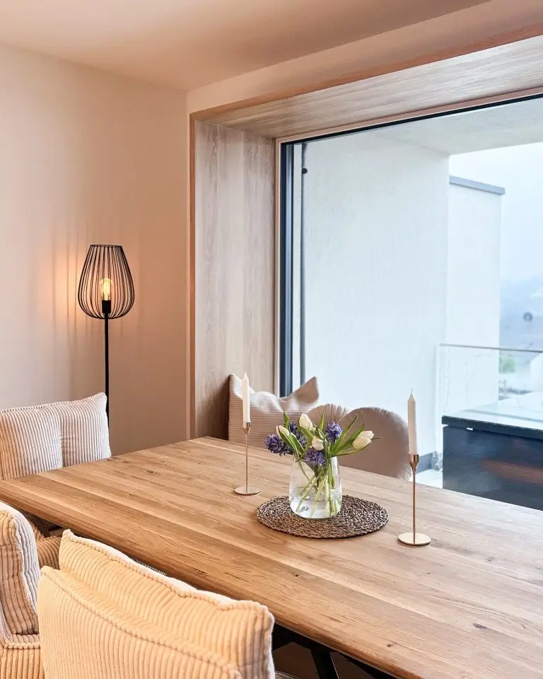 Frühlingshaft gedeckter Essplatz mit Tulpen im GERBERHAUS11B