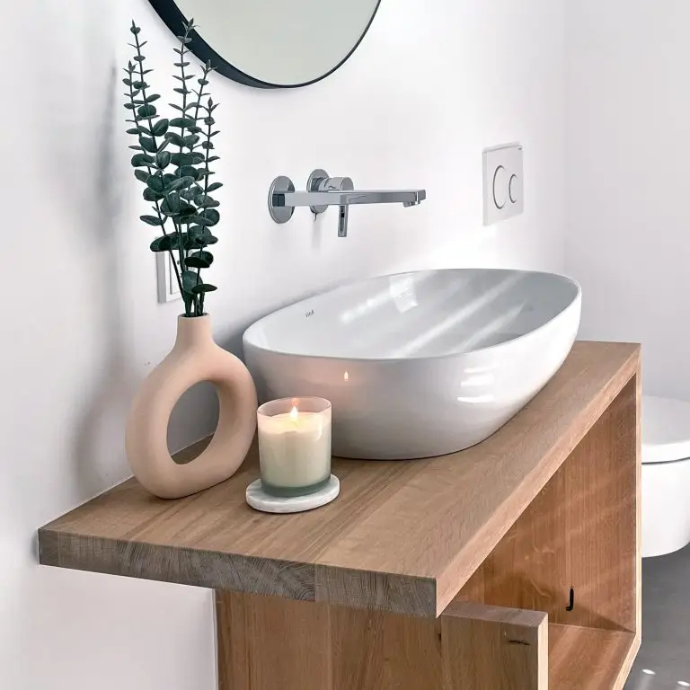 Waschtisch aus Massivholz mit Aufsatzbecken – modernes Badezimmerdesign von Gerber Ingenieure