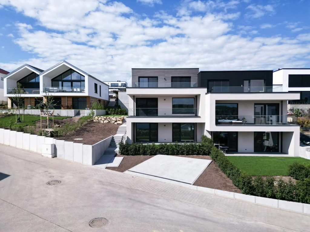 Moderne Doppelhaushälften in Alzey, GERBERHAUS10 und GERBERHAUS11, mit klarer Architektur und großzügigen Glasfronten.