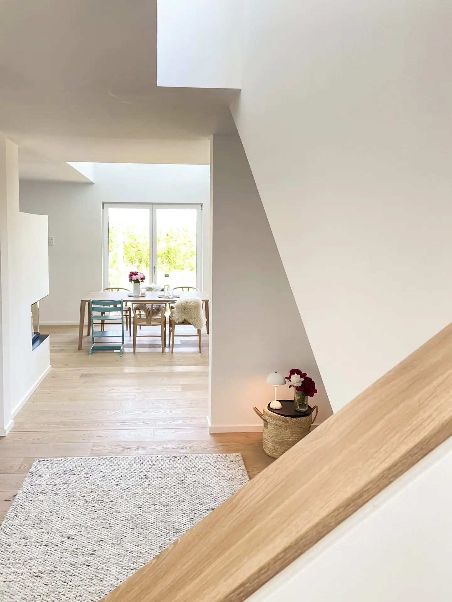 Heller Flur mit Treppe und Holzhandlauf im GERBERHAUS9