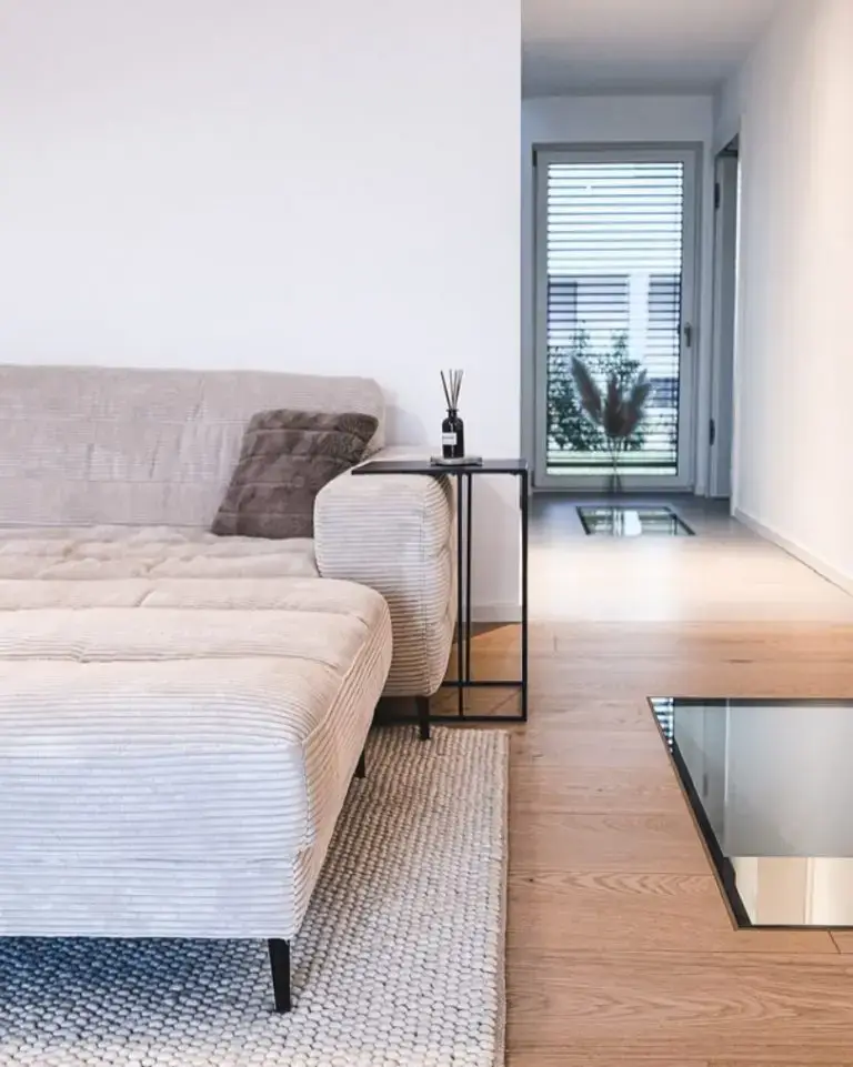 Helles Schlafzimmer mit Holzboden und großem Fenster im GERBERHAUS11B