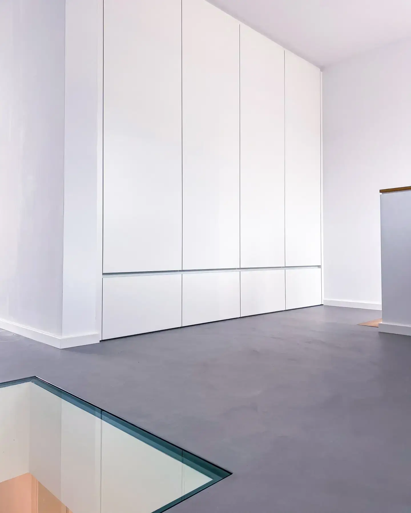 Weißer Einbauschrank im Eingangsbereich des GERBERHAUS10A