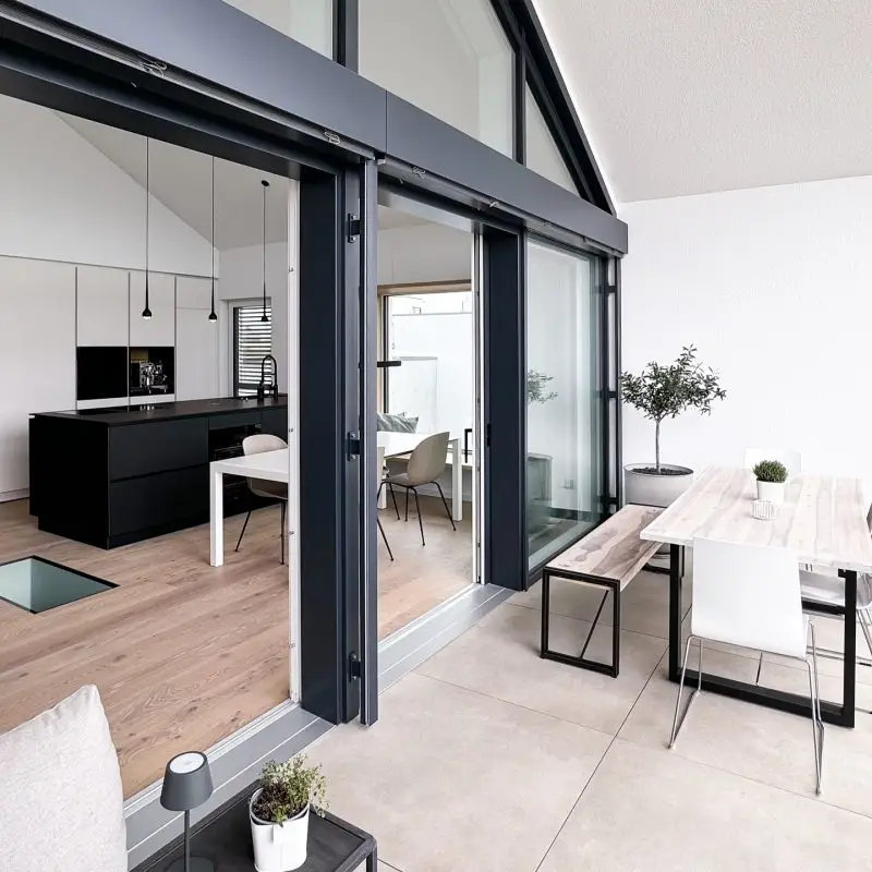 Moderner Übergang vom Innenbereich mit offener Küche zum Außenbereich mit Terrasse und Essbereich im Gerberhaus10B