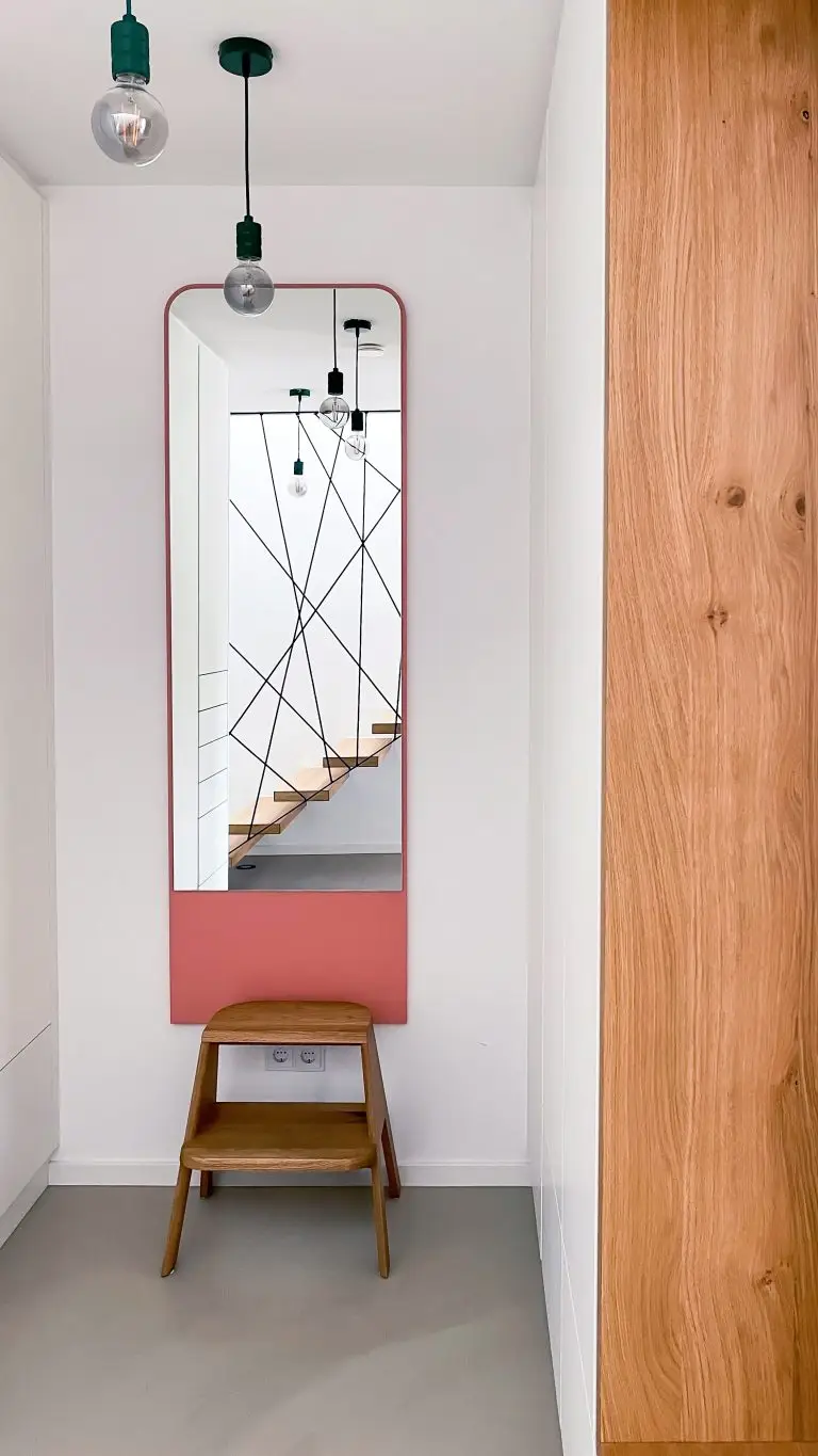 Garderobe mit Holz im Eingangsbereich des GERBERHAUS8