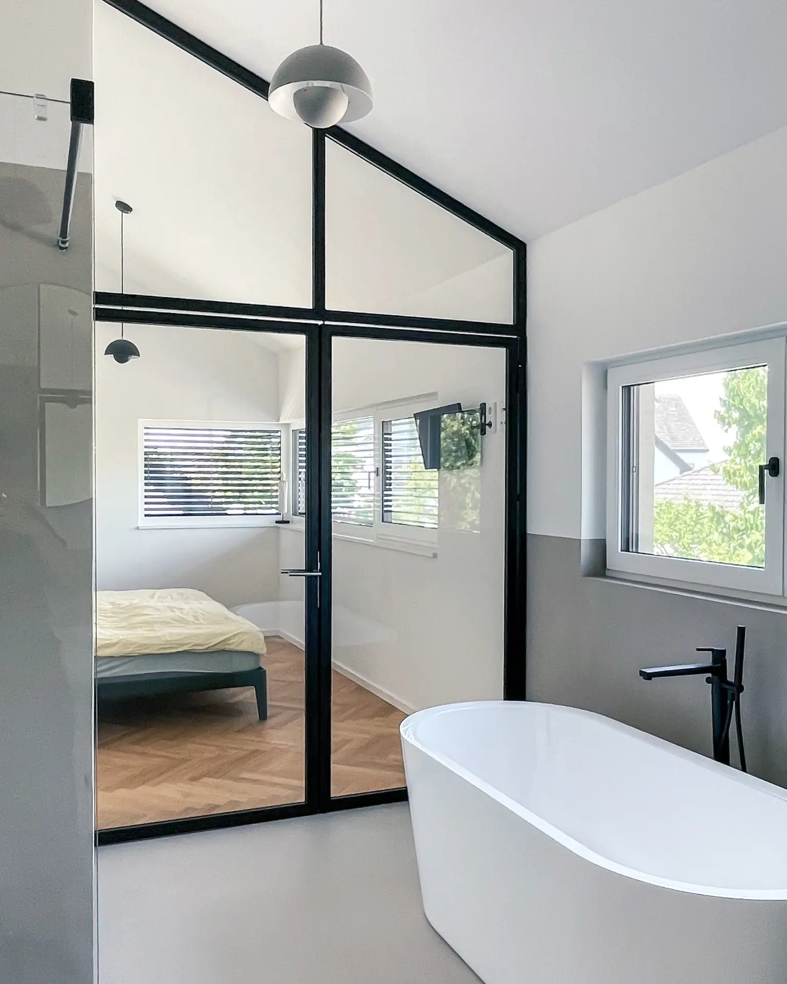 Bad mit Lofttür und Badewanne