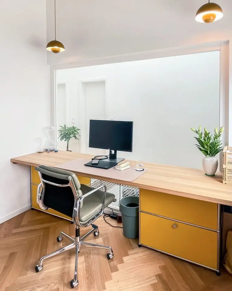 Büro mit warmen Farben und Blick aufs Loftnetz im GERBERHAUS8