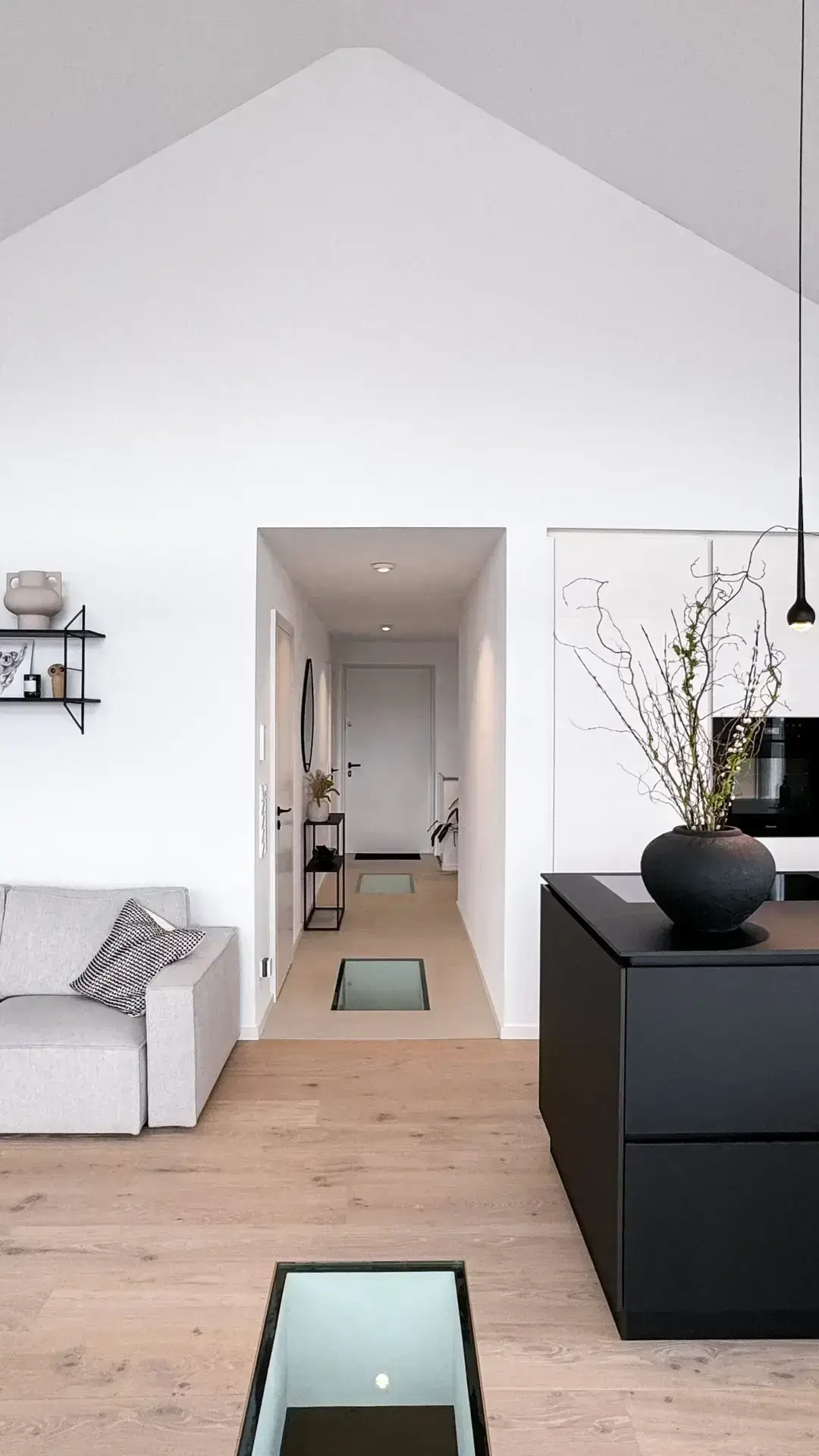 Wohnbereich mit Sofa und Glasboden im GERBERHAUS10B