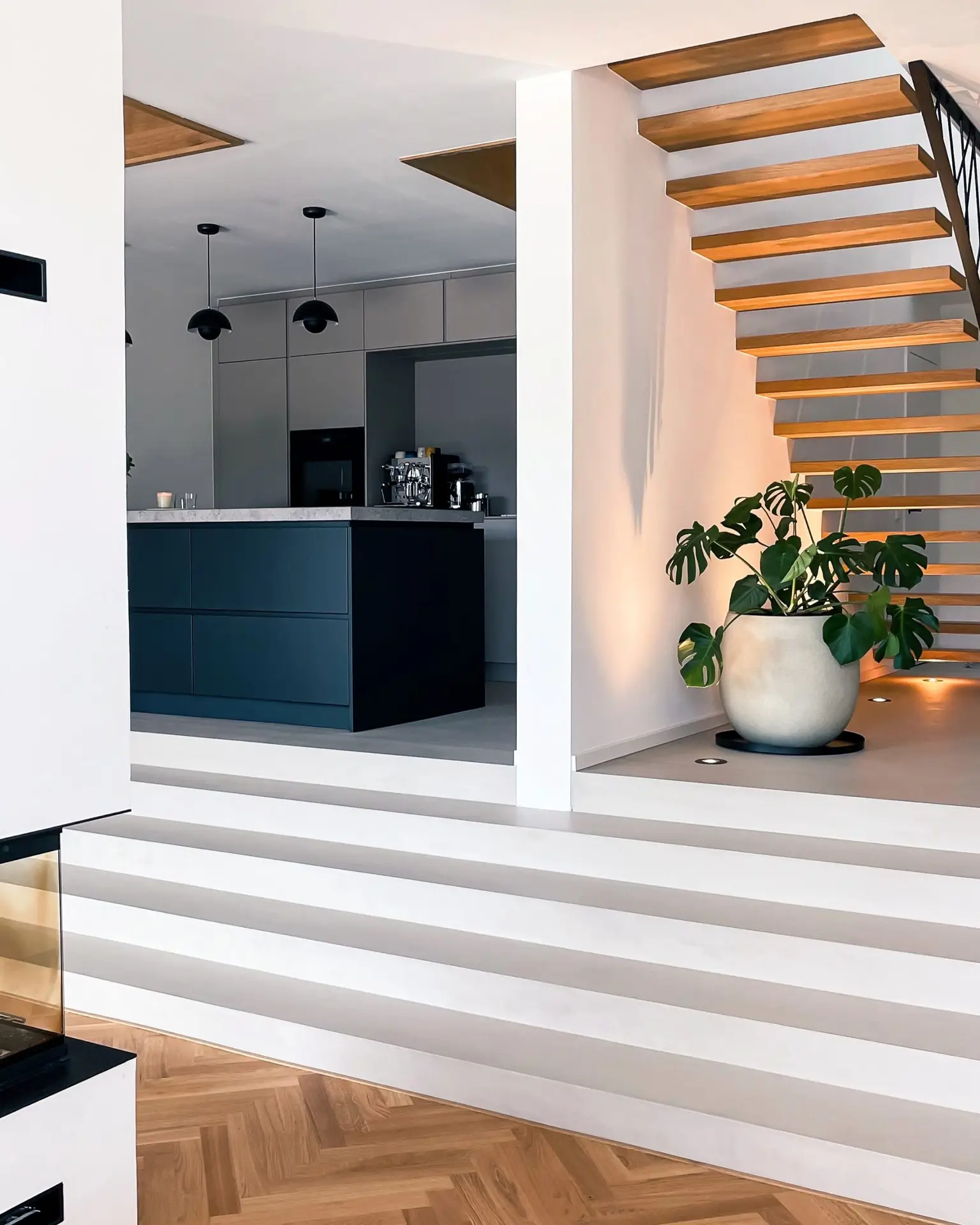 Wohnbereich mit Küche und Kamin im GERBERHAUS8