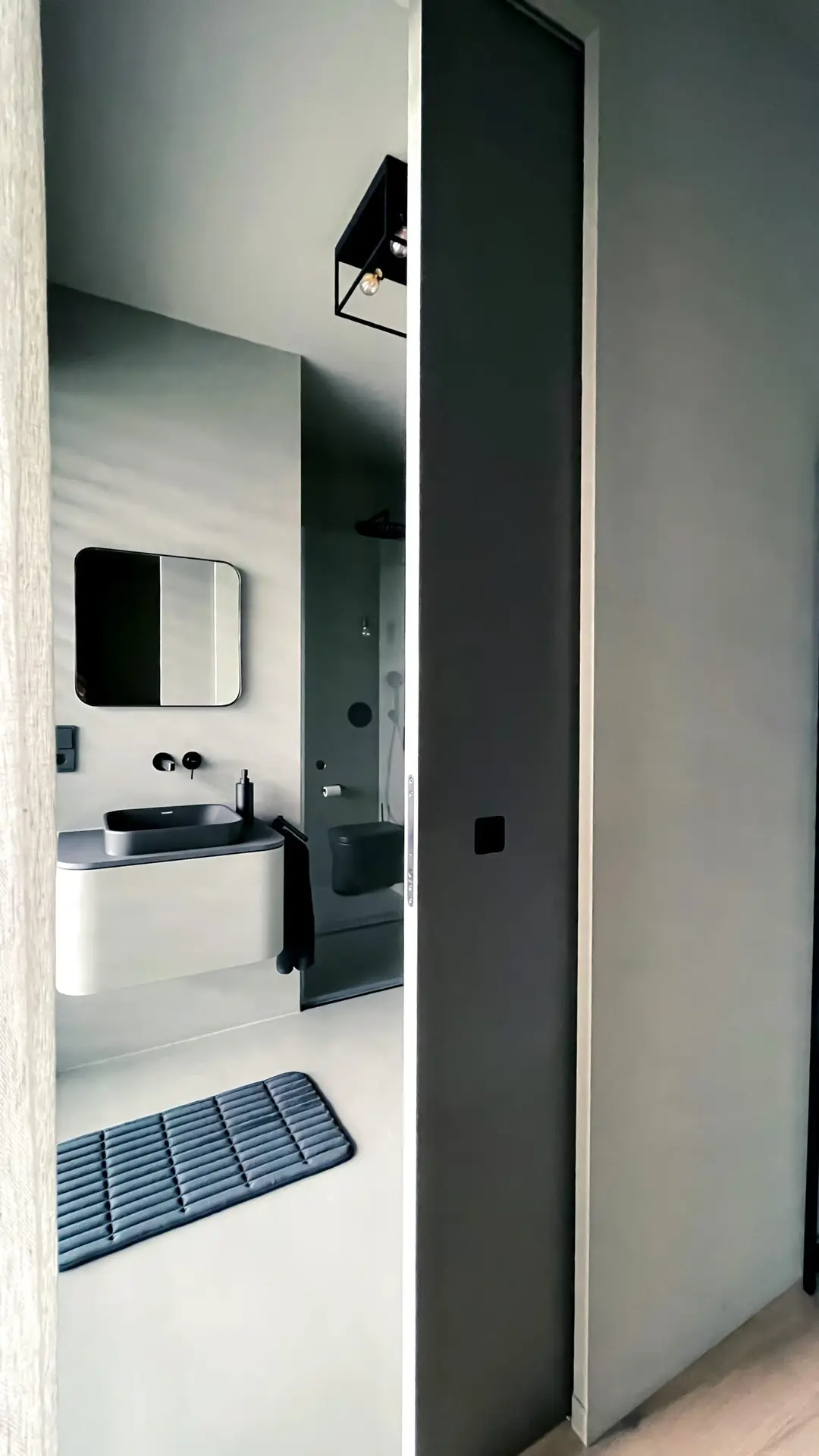 Dunkles Bad en Suite mit klaren Linien