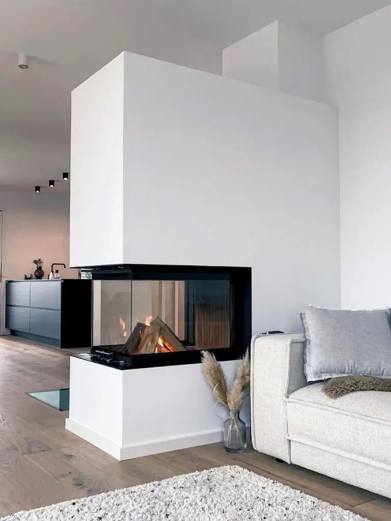 Offener Wohnbereich mit Spartherm Kamineinsatz glattweiß verputzt als Raumteiler