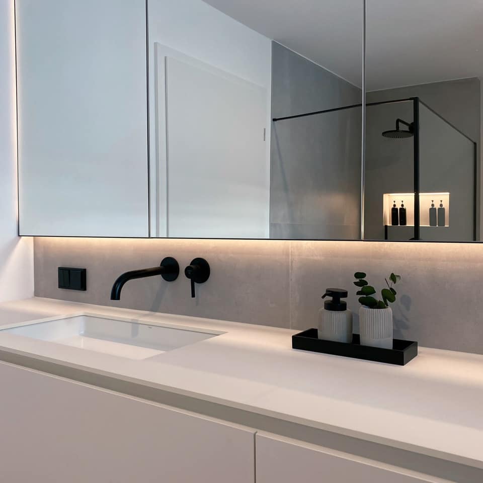 Badezimmer, doppelter Waschtisch mit Fenix Fronten, schwarzen Armaturen, großer Spiegelwandschrank