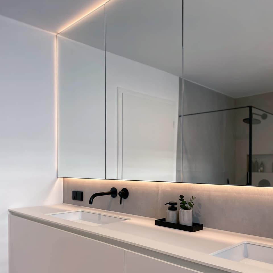 Badezimmer, doppelter Waschtisch mit Fenix Fronten, schwarzen Armaturen, großer Spiegelwandschrank