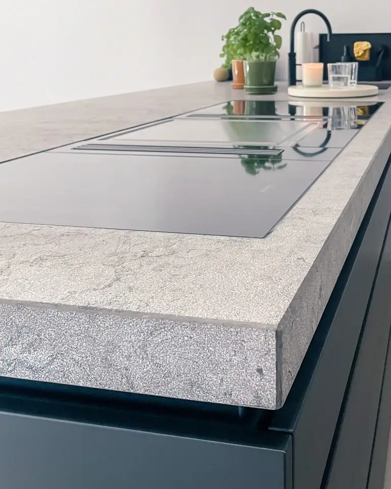 Detailaufnahme der Steinarbeitsplatte mit Kochfeld in der Küche des #GERBERHAUS8