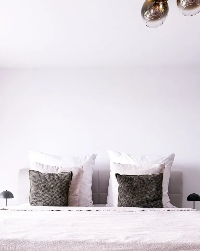 Zwei Kopfkissen mit Strukturbezügen auf einem hellen Bett in einem modernen Schlafzimmer mit minimalistischem Design