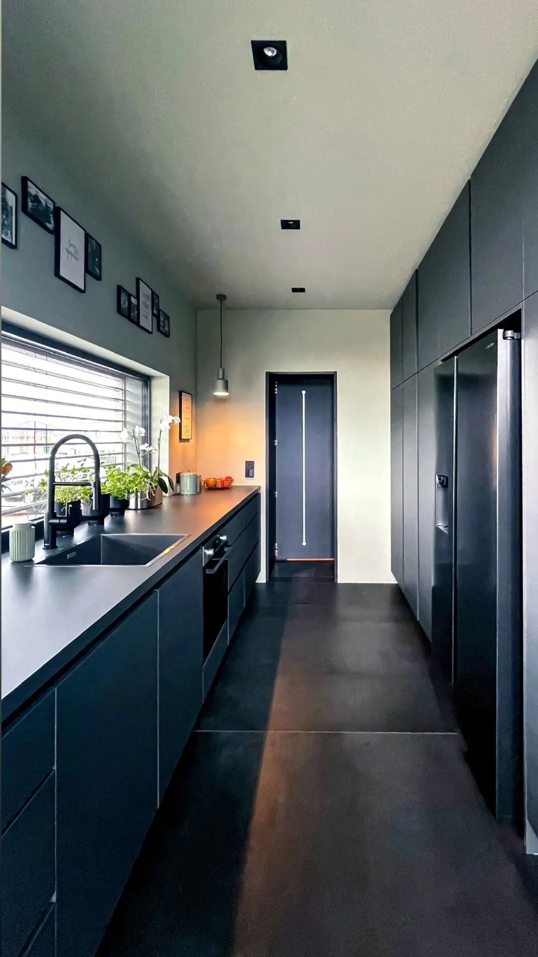 Wet-Kitchen mit Arbeitsfläche und Fenster