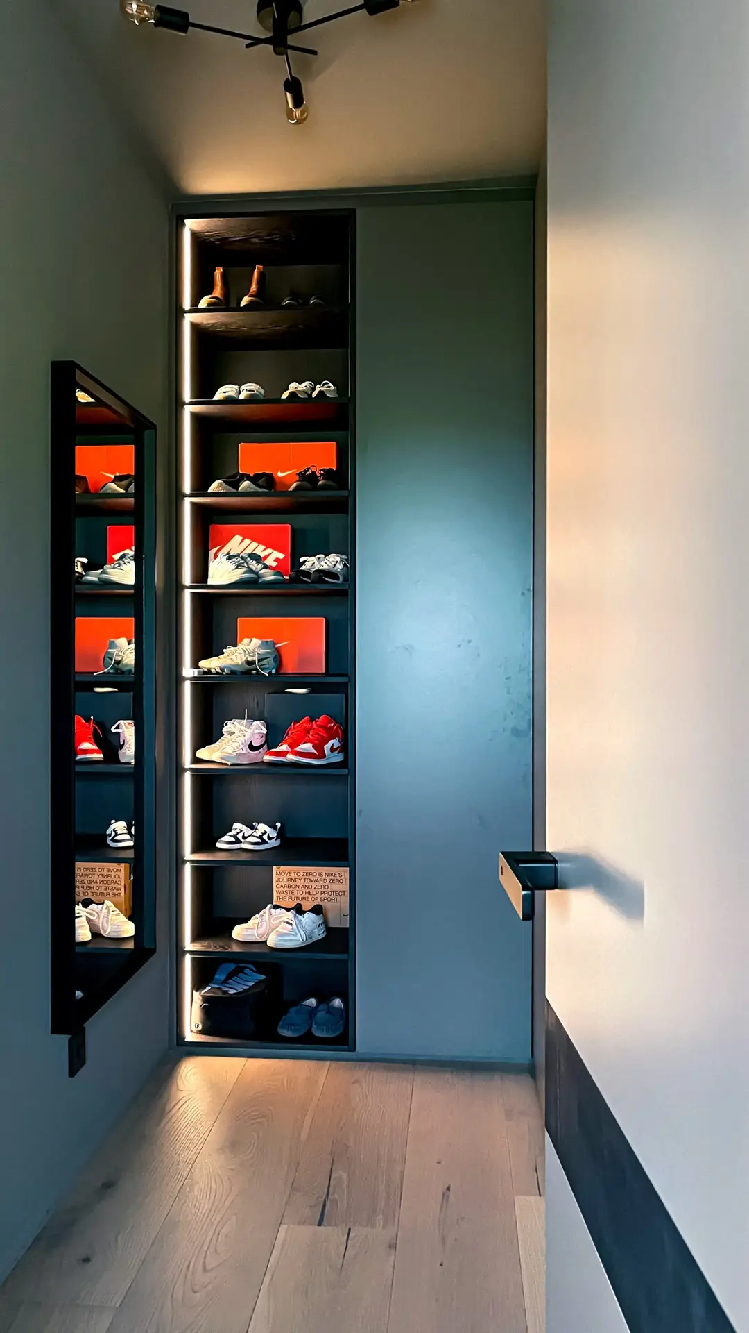 Beleuchtete Schuhfächer im Einbauschrank