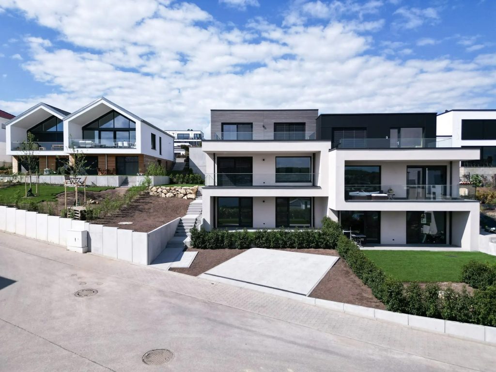 Moderne Doppelhaushälften in Alzey, GERBERHAUS10 und GERBERHAUS11, mit klarer Architektur und großzügigen Glasfronten.
