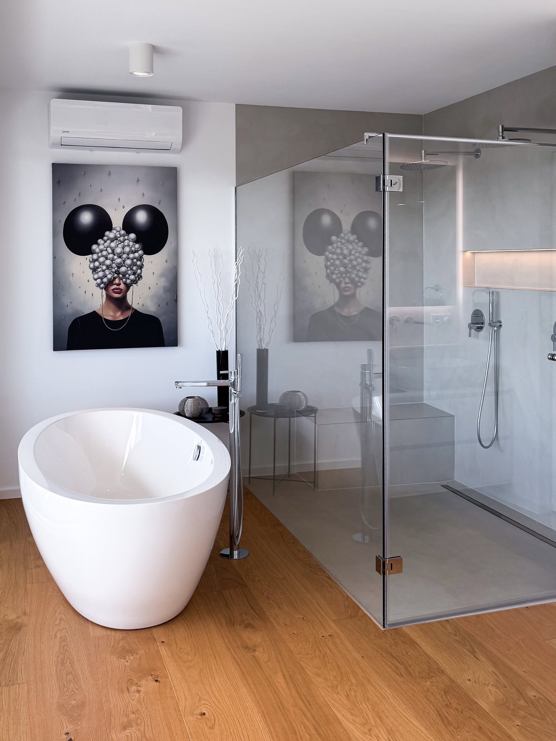 Bad im GERBERHAUS12 mit freistehender Badewanne und bodengleicher Dusche hinter rahmenloser Glaswand