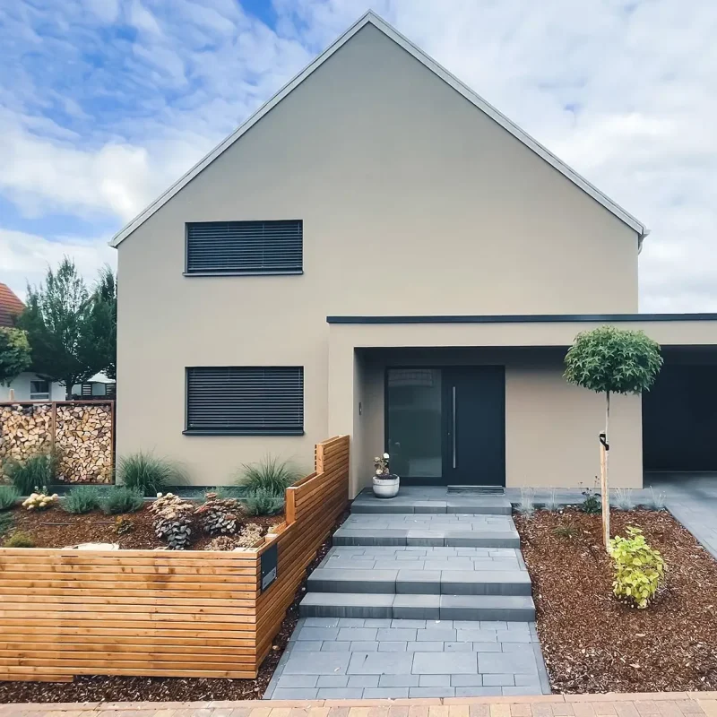 Eingangsbereich von GERBERHAUS4 mit Treppen und moderner Gartengestaltung