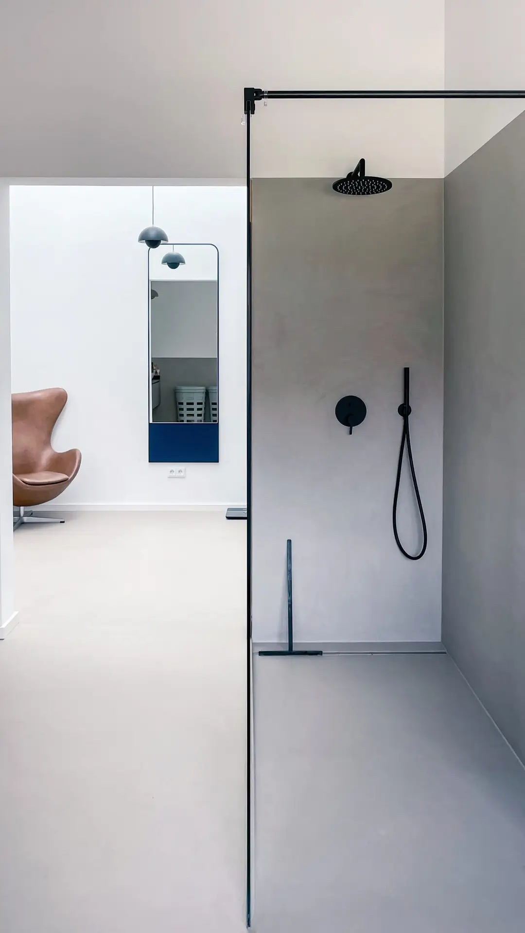 Fugenloses, minimalistisches Masterbad im GERBERHAUS8