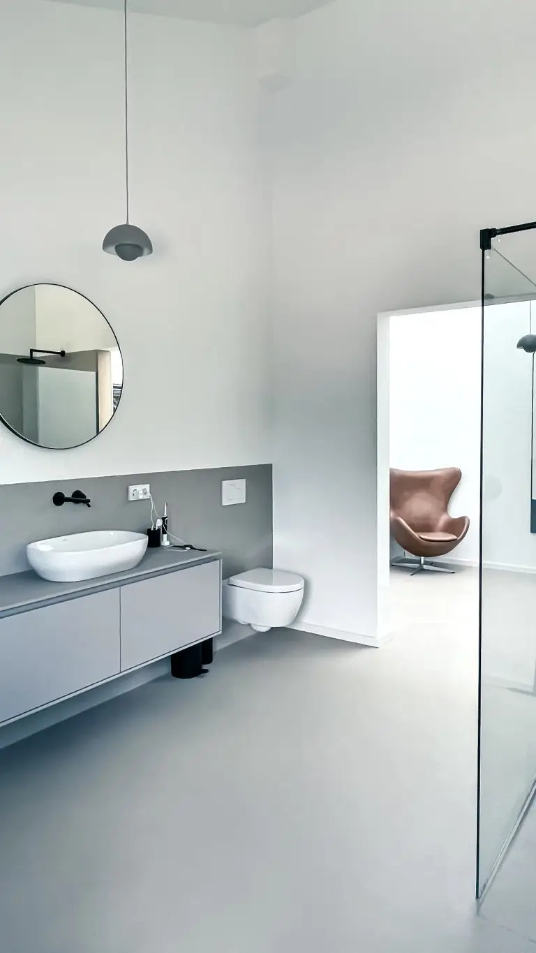 Fugenloses, minimalistisches Masterbad im GERBERHAUS8
