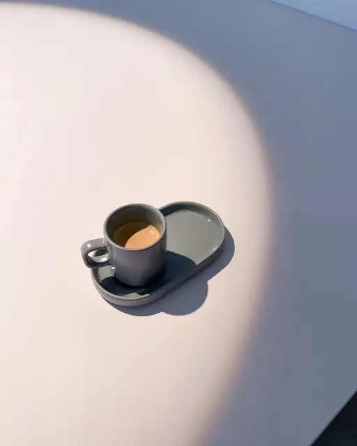 Espressotasse im Sonnenlicht auf heller Arbeitsfläche – Umbau im Rheingau