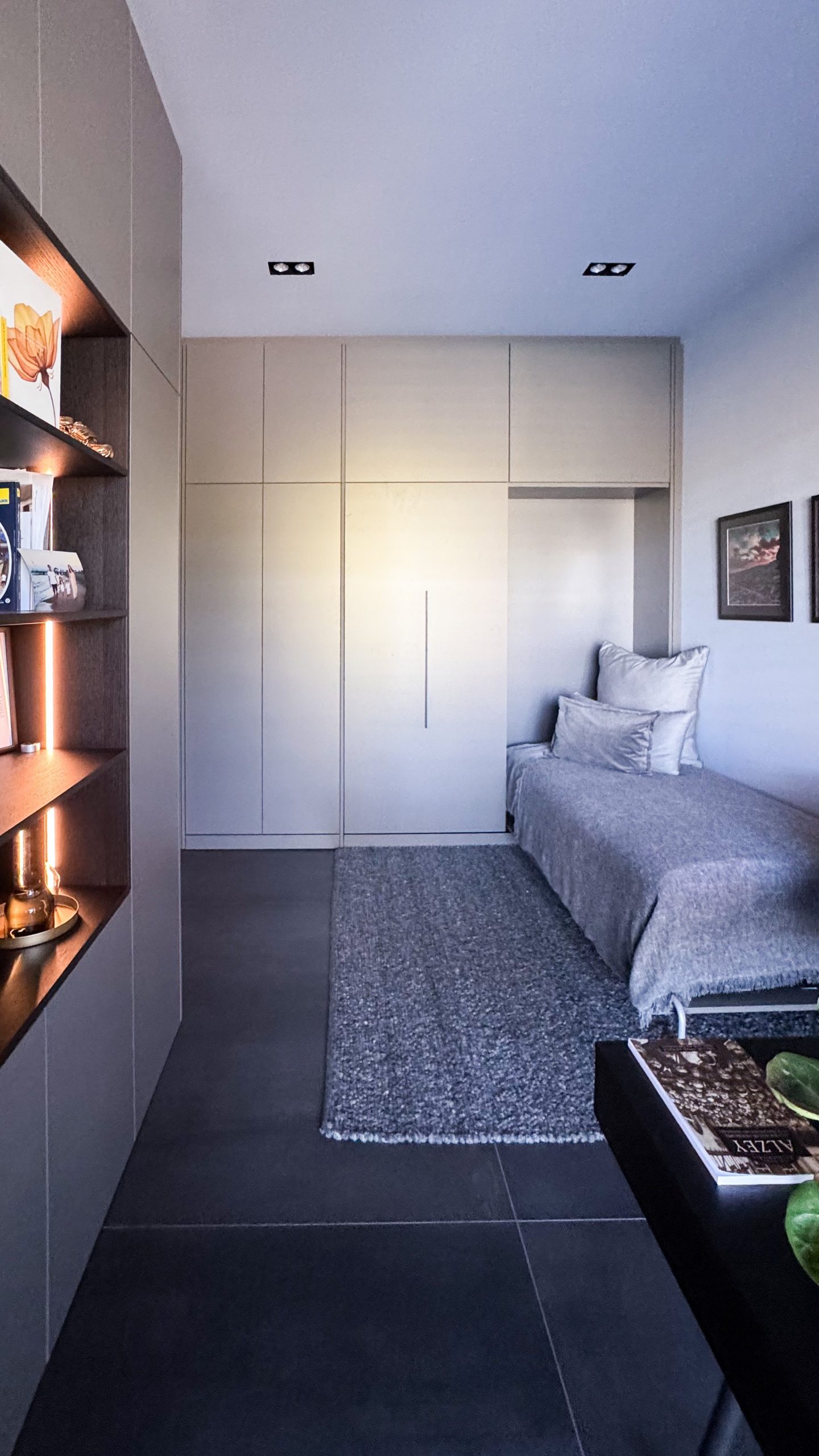 Gästezimmer mit maßgefertigten Schrankfronten und ausgeklapptem Bett
